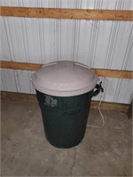 RUBBERMAID 30 GAL TRASH CAN W/ LID