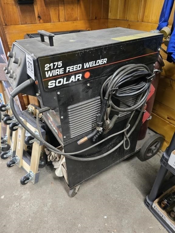 Wire feed welder on stand w/ Praxair tank (owns)