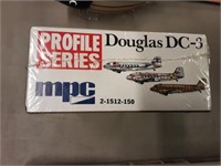 DOULAS DC-3 VINTAGE MODEL PLANE