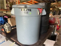 20 gal Brute trash can w/ lid