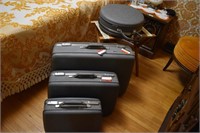 VTG Set of 4 American Tourister Luggage & Stand