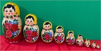 Z - SET OF RUSSIAN NESTING DOLLS (P135)