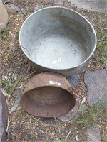 RUSTED IRON DUTCH OVEN / NO LID, LG. RD. BOTTOM