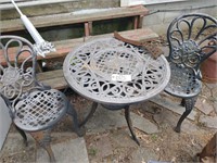 METAL TABLE & 2 CHAIRS / OUTDOOR