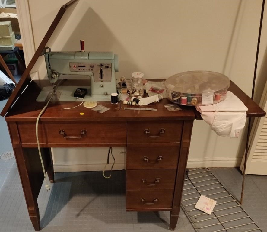 Vintage Singer Sewing Machine w/ Table &