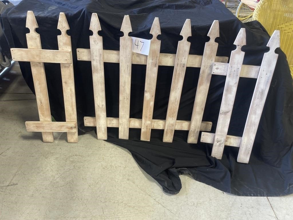 Wooden picket fence pieces SEE DES*