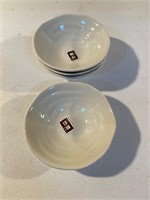 Set of (4) 6in ceramic saucers
