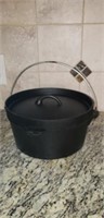 Cast iron pot with lid and handle