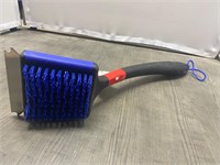 Grill cleaning brush