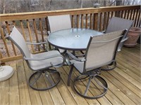 40" PATIO TABLE W/ 4 CHAIRS