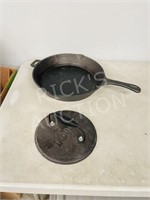 Old Mountain cast skillet & Lodge food press