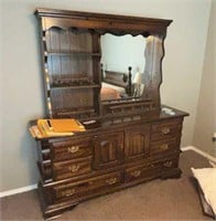 Beautiful Vintage Dresser w/ Hutch Mirror