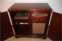 1946 Majestic AM/FM Radio W/ Phono Record Player+