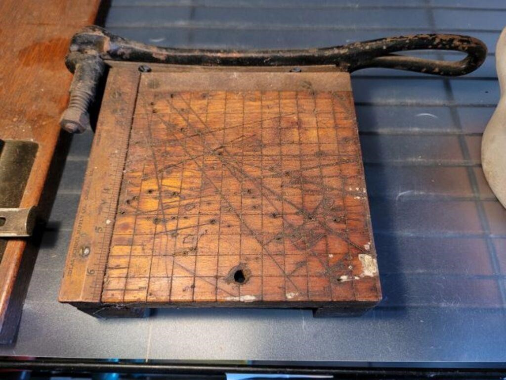 VINTAGE SMALL PAPER CUTTER