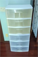 2 plastic organizer drawers