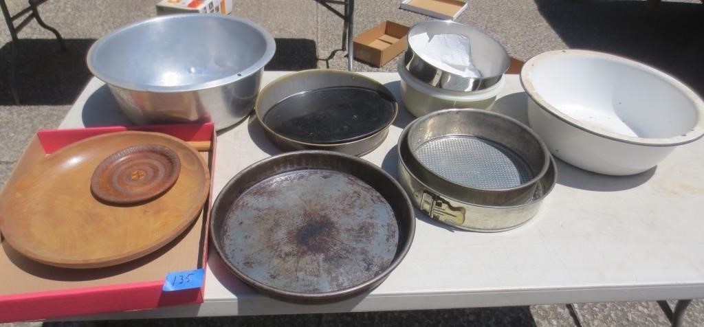 Various pans/bowls
