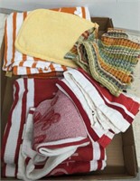 TRAY OF KITCHEN TOWELS