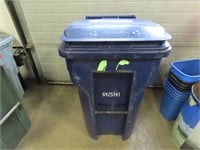 Trash can w/lid.