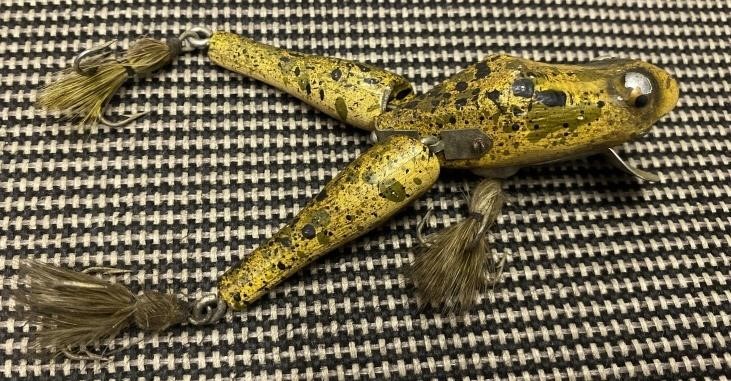 Antique Paw paw jointed wooden frog fishing lure