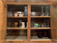 CONTENTS OF CABINET LOT OF GLASSWARE / MUGS