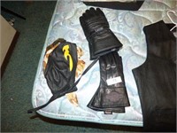 2 PAIRS OF LEATHER RIDING GLOVES & RIDING HATS