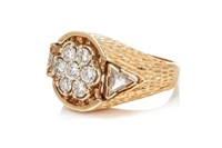 10K YELLOW GOLD AND DIAMOND CLUSTER RING, 11.3g