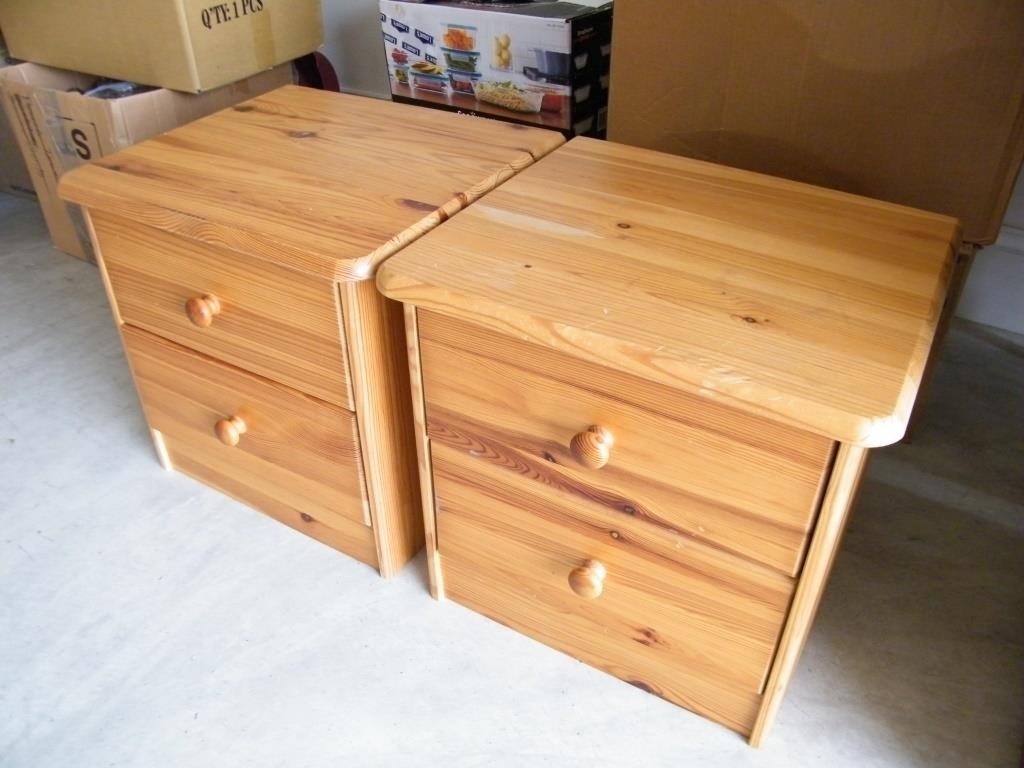 PAIR OF NIGHT STANDS WITH 2 DRAWERS EACH