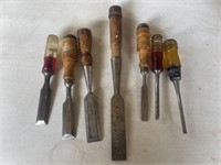 Various sized chisels