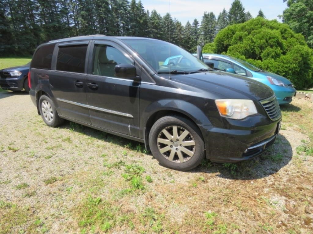 2013 CHRYSLER TOWN AND COUNTRY MINI VAN