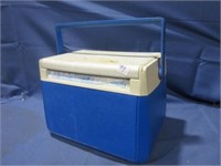 Cooler with handle