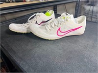 Women's Nike  track shoes size 6 1/2 DR2733-101