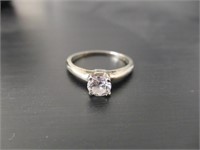 LADIES 18KT WHITE GOLD DIAMOND SOLITAIRE RING