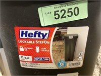 Hefty 12-gal step-on waste basket (no lid),items