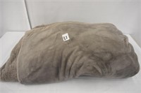 QUEEN SIZE PLUSH BLANKET - GREY