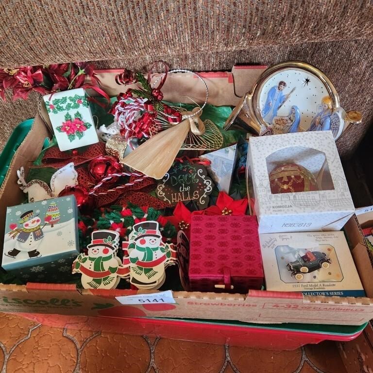 Christmas Decor in Red Tote w/ lid