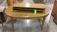 Oval dining table with 2 leaves