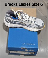 NEW Ladies Brooks Running Shoes Size 6