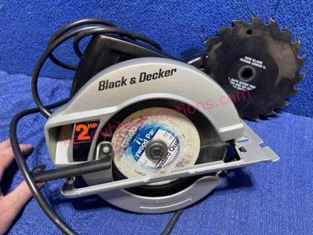 Nice B & D circular saw (Black & Decker)