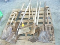 PALLET WITH LONG HANDLE TOOLS, PITCHFORK, POST