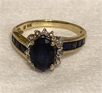 10k Gold Ring w/ Blue Toned Stones, Weighs 2.6g.
