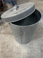 10 gallon bucket with scoop