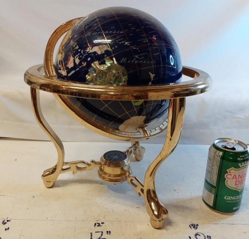 Globe w Compass