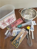 Mixed kitchen / Home Goods with Colander