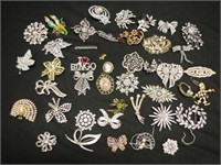 Large group of vintage costume jewellery brooches