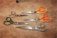 5 - Scissors  ( Pinking Shears / Edging Scissors)