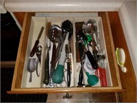 Entire drawer full of kithen utensils