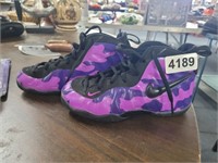 KIDS PURPLE AND BLACK NIKES SIZE 1.5Y