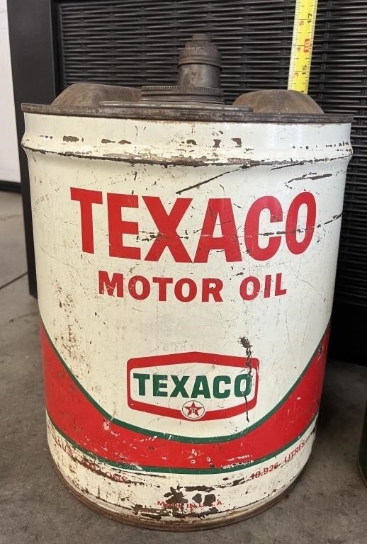 Texaco gas can and Sinclair oil can