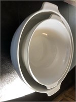 Lot of two ceramic bowls