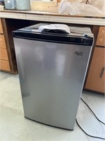 NEW NEVER USED DORM SIZED ARCTIC KING FRIDGE